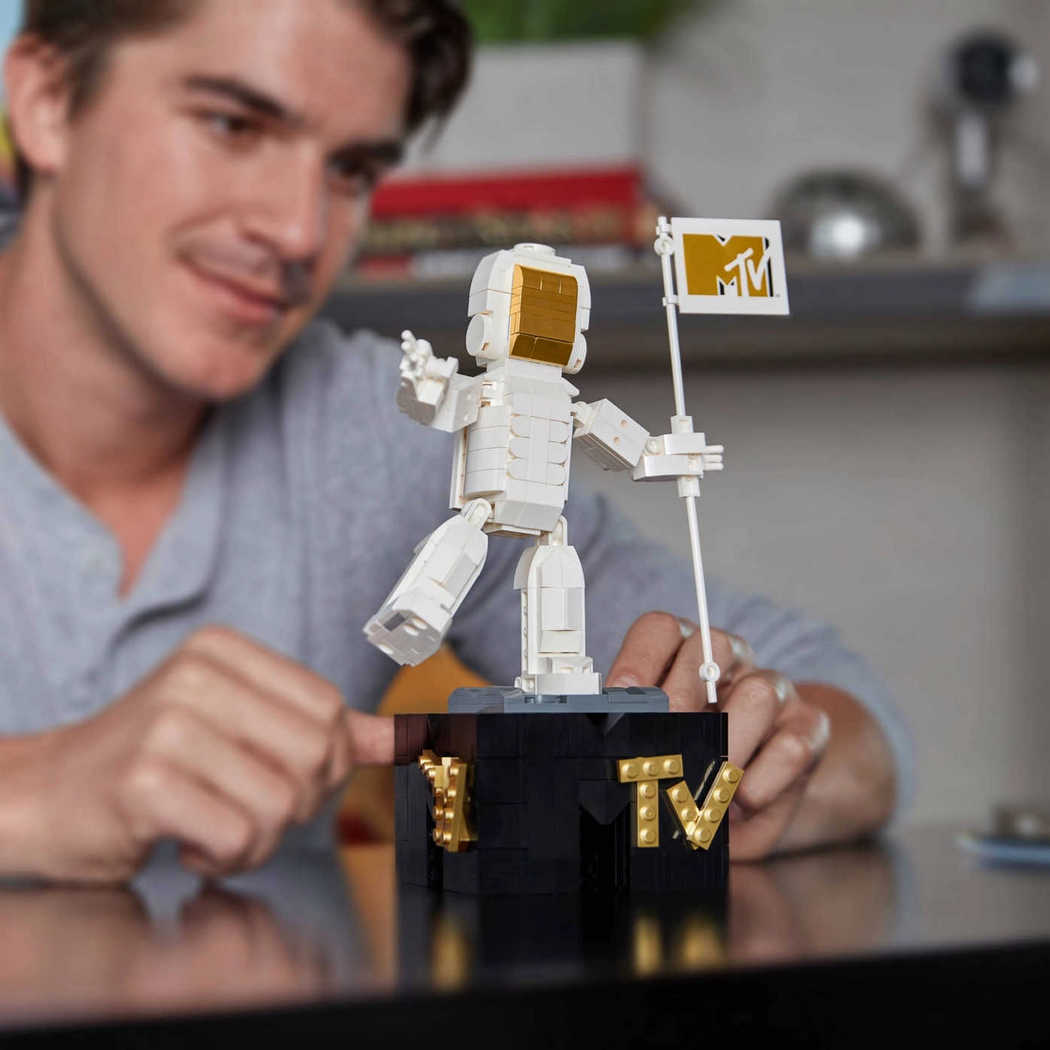MTV: Moon Person<br><h6>Building Set</h6> - Image 6
