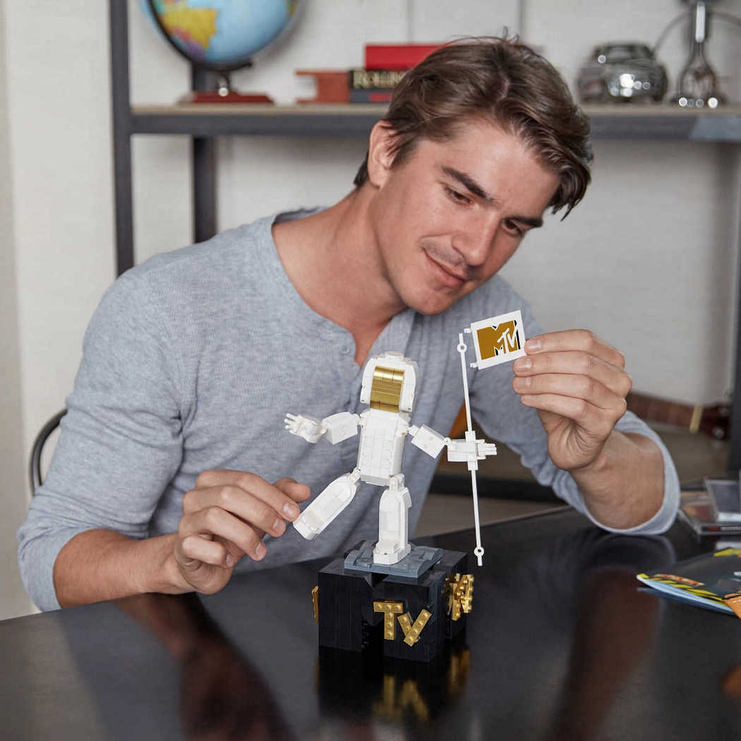 MTV: Moon Person<br><h6>Building Set</h6> - Image 5
